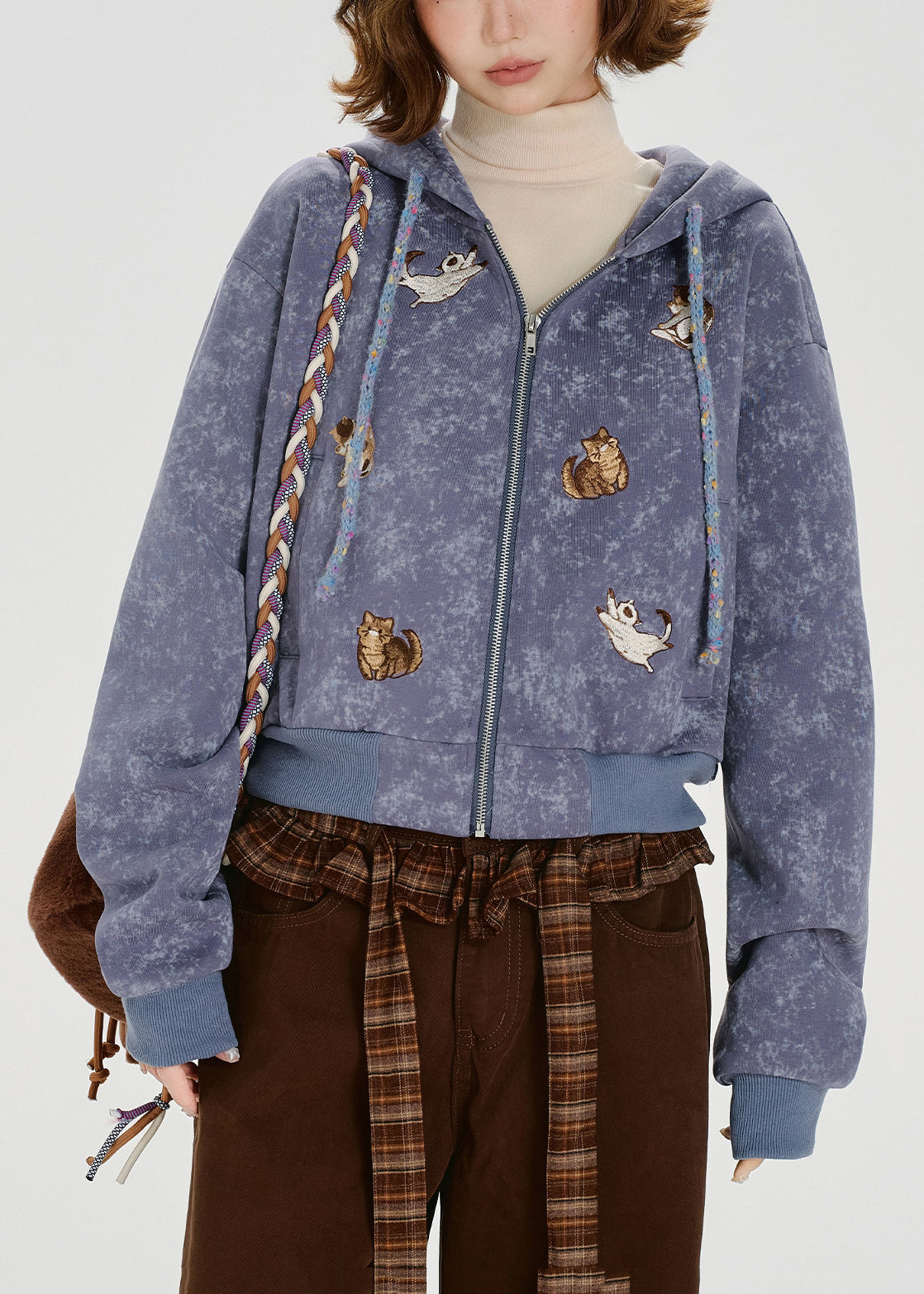 Taillierte, lavendelfarbene Baumwolljacke mit Tierstickerei und Kapuze, Frühling