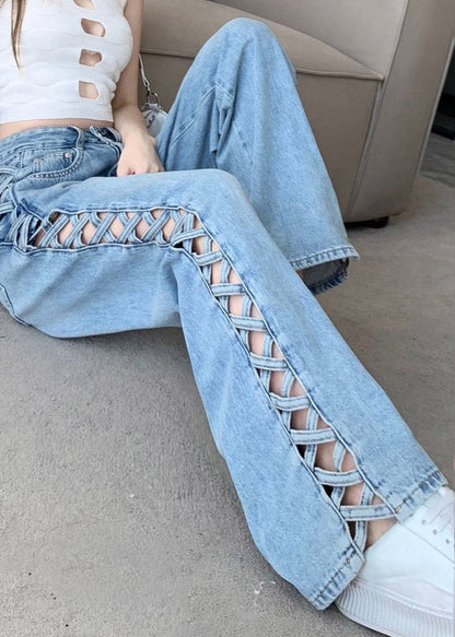 Figurbetonte hellblaue High-Waist-Jeans mit weitem Bein und Cut-Outs, Herbst