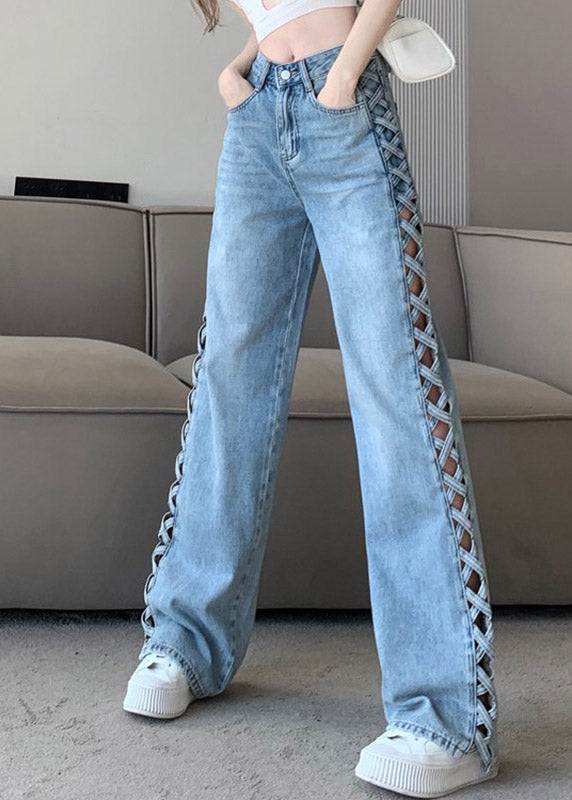 Figurbetonte hellblaue High-Waist-Jeans mit weitem Bein und Cut-Outs, Herbst