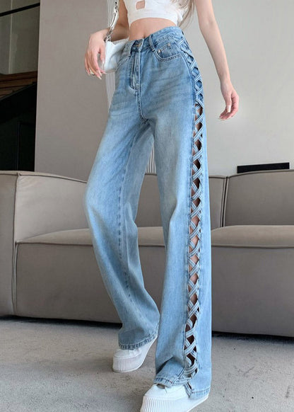 Figurbetonte hellblaue High-Waist-Jeans mit weitem Bein und Cut-Outs, Herbst