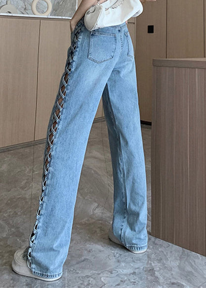 Figurbetonte hellblaue High-Waist-Jeans mit weitem Bein und Cut-Outs, Herbst
