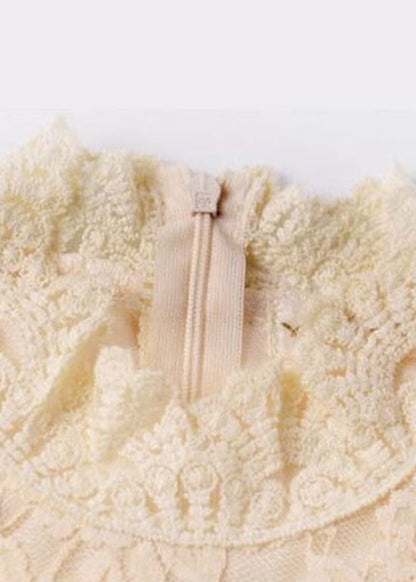 Tailliertes milchig weißes Rollkragen-Spitzentop mit Reißverschluss