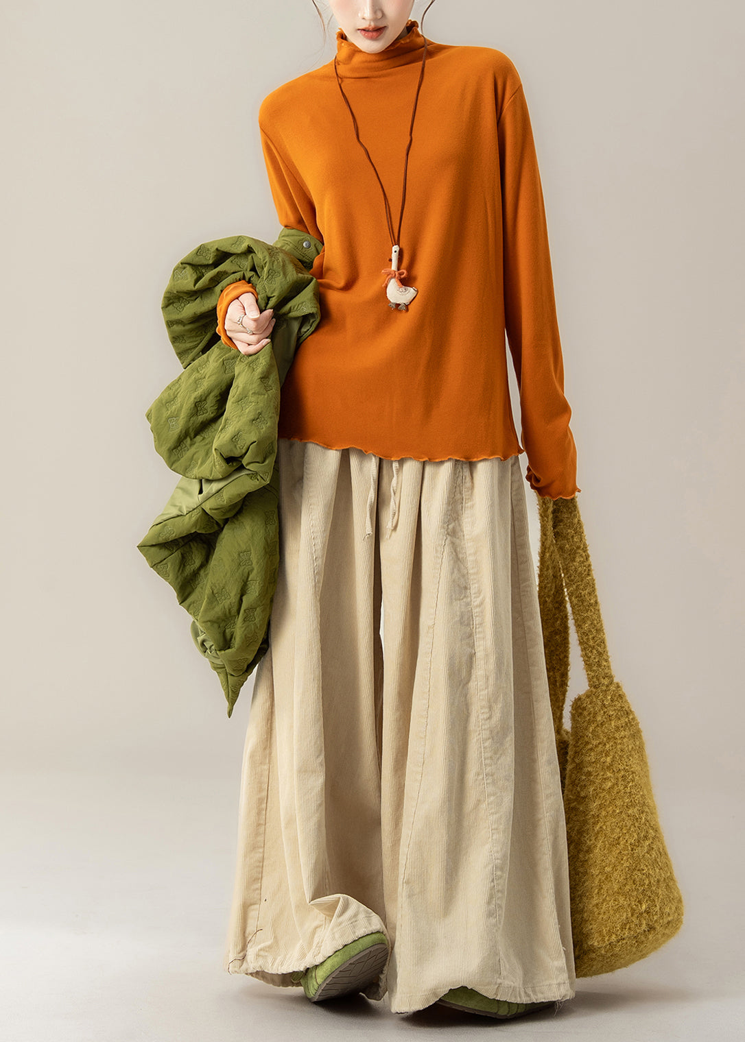 Figurbetontes orangefarbenes Baumwollhemd mit Stehkragen, Frühling