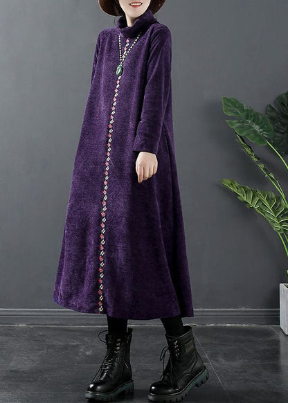 Tailliertes lila Rollkragen-Maxikleid aus Wolle für den Winter