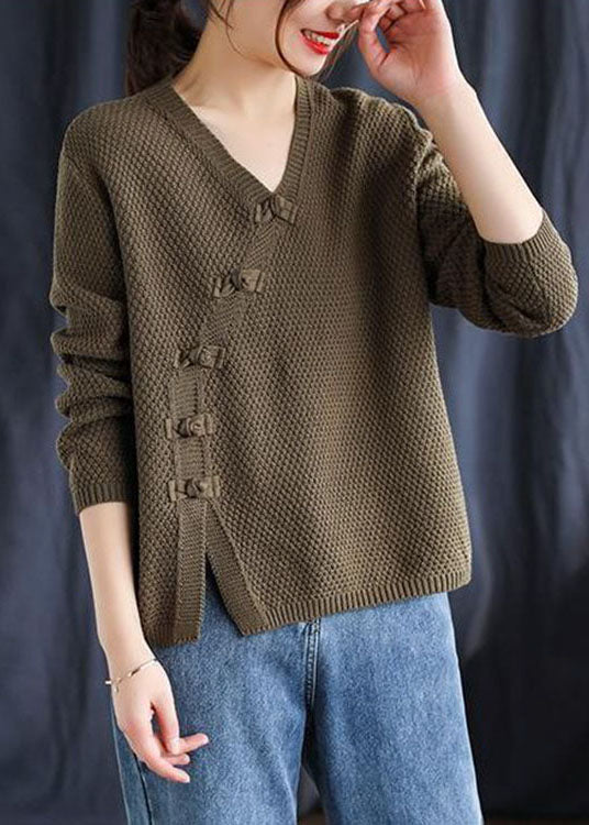 Taillierter roter V-Ausschnitt-Pullover mit Patchwork-Knopfleiste im Herbst