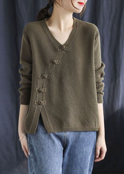 Taillierter roter V-Ausschnitt-Pullover mit Patchwork-Knopfleiste im Herbst