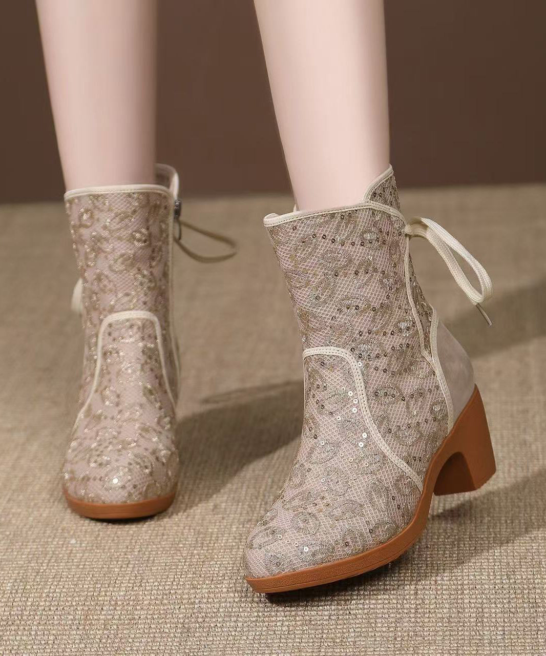 Beige, atmungsaktives Mesh-Gewebe, eng anliegende Pailletten-Stiefel mit klobigen Details