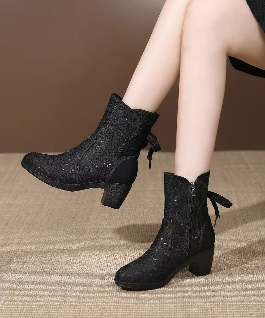 Beige, atmungsaktives Mesh-Gewebe, eng anliegende Pailletten-Stiefel mit klobigen Details