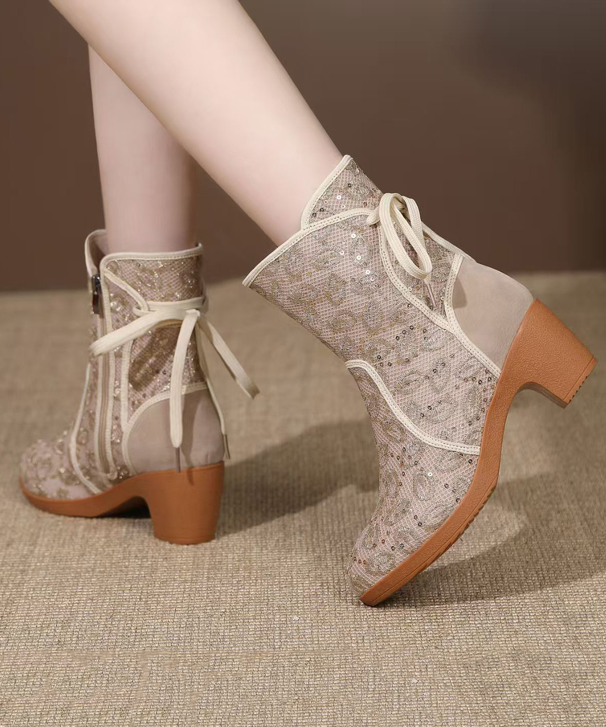 Beige, atmungsaktives Mesh-Gewebe, eng anliegende Pailletten-Stiefel mit klobigen Details