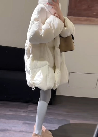 Figurbetonter, weißer Oversize-Daunenmantel mit dicker Entendaunenfüllung für den Winter