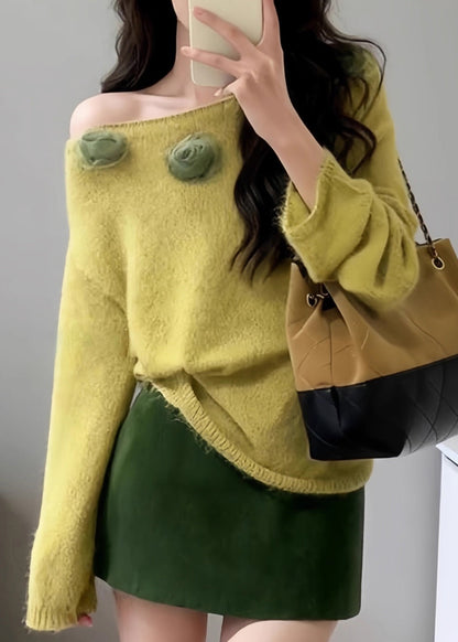 Taillierter gelber Strickpullover mit U-Boot-Ausschnitt und Blumenmuster für den Frühling