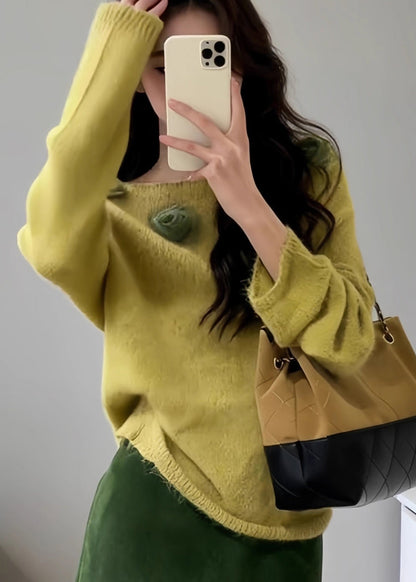 Taillierter gelber Strickpullover mit U-Boot-Ausschnitt und Blumenmuster für den Frühling