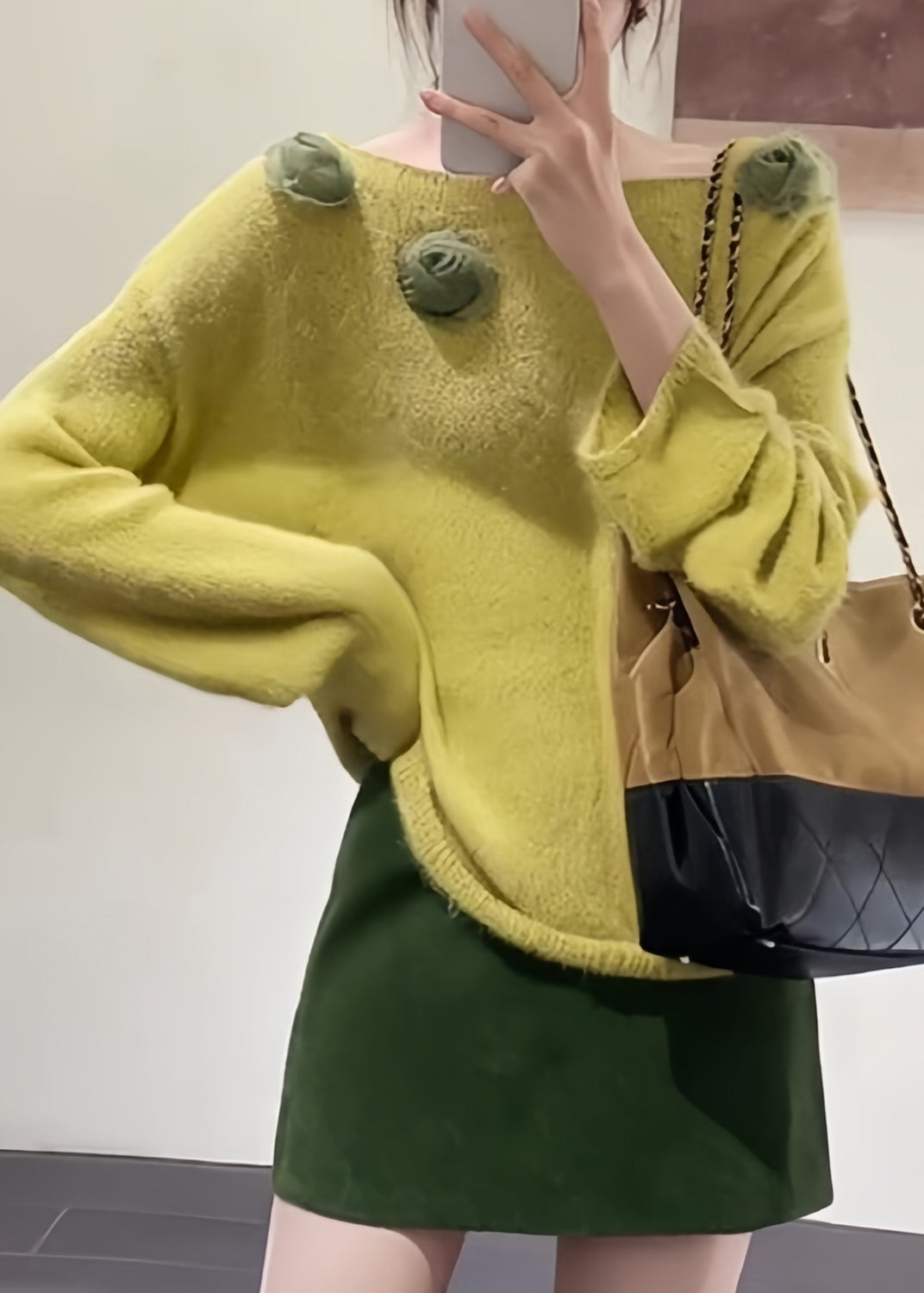 Taillierter gelber Strickpullover mit U-Boot-Ausschnitt und Blumenmuster für den Frühling