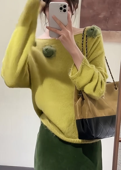 Taillierter gelber Strickpullover mit U-Boot-Ausschnitt und Blumenmuster für den Frühling