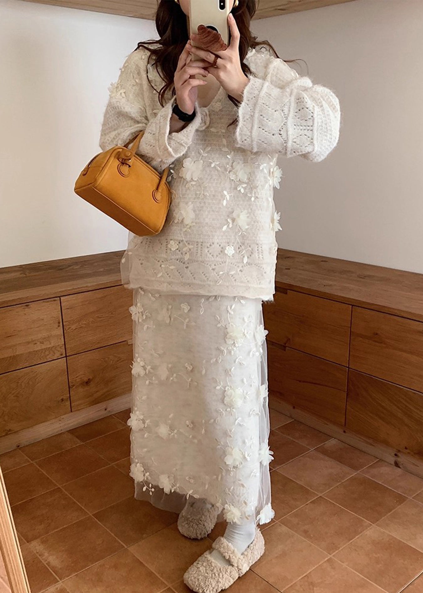 Beige-farbene Patchwork-Strick-Zweiteiler mit floralem Muster und Lochmuster, Frühling