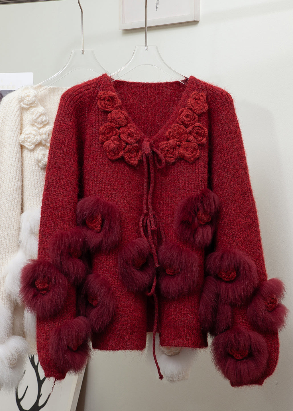 Beige Strickmantel mit floralem Muster, Schnürung und Fuchsfell-Patchwork-Design für den Winter