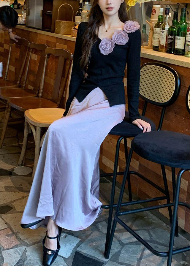 Zweiteiliges Set aus geblümtem schwarzem Stricktop mit V-Ausschnitt und lila Rock für den Frühling