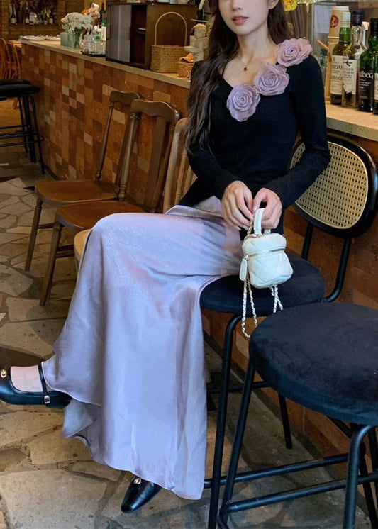 Zweiteiliges Set aus geblümtem schwarzem Stricktop mit V-Ausschnitt und lila Rock für den Frühling