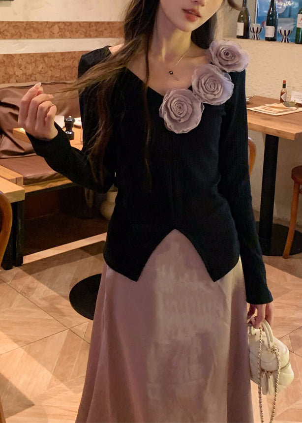 Zweiteiliges Set aus geblümtem schwarzem Stricktop mit V-Ausschnitt und lila Rock für den Frühling