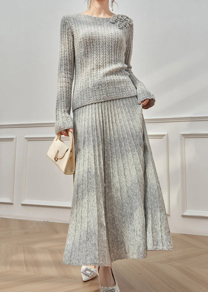 Zweiteiliges Set aus geblümtem, grauem Rundhalspullover und Maxirock im Zopfmuster mit ausgestellten Ärmeln