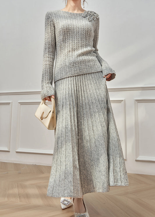 Zweiteiliges Set aus geblümtem, grauem Rundhalspullover und Maxirock im Zopfmuster mit ausgestellten Ärmeln