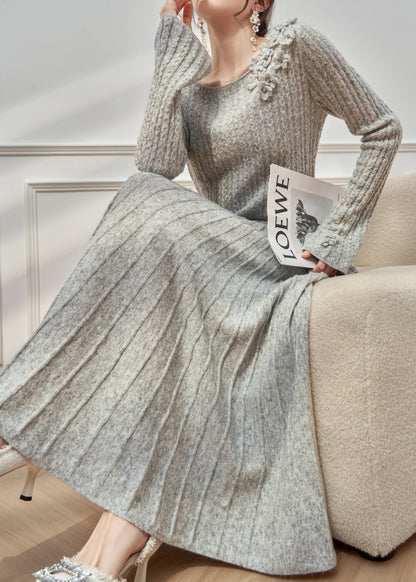 Zweiteiliges Set aus geblümtem, grauem Rundhalspullover und Maxirock im Zopfmuster mit ausgestellten Ärmeln