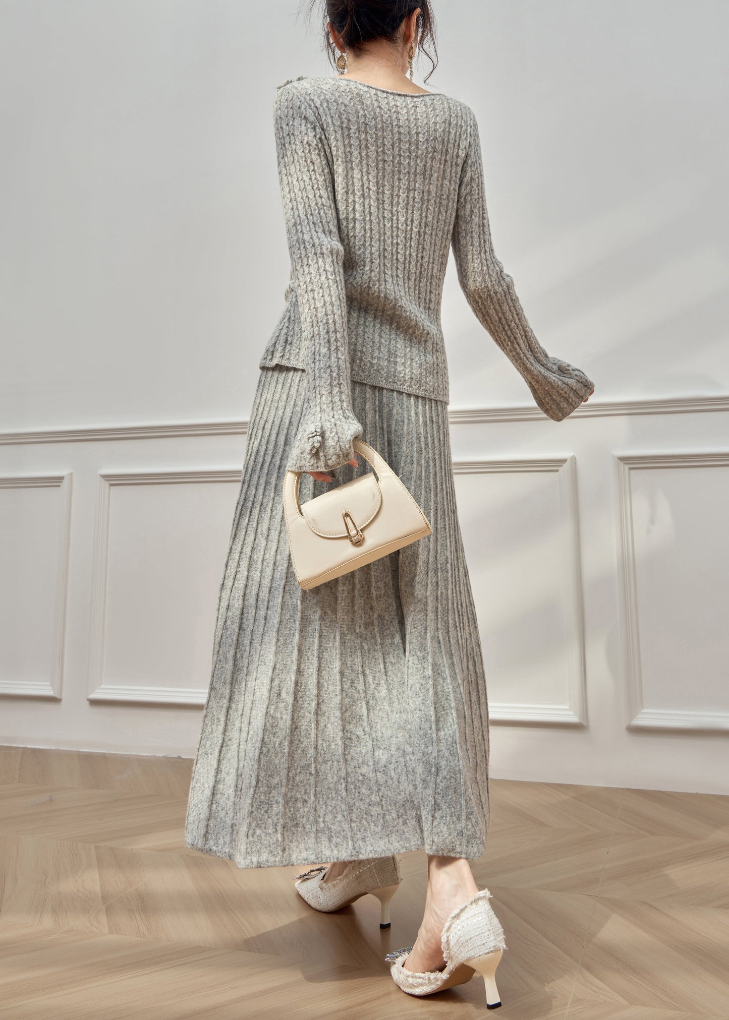 Zweiteiliges Set aus geblümtem, grauem Rundhalspullover und Maxirock im Zopfmuster mit ausgestellten Ärmeln