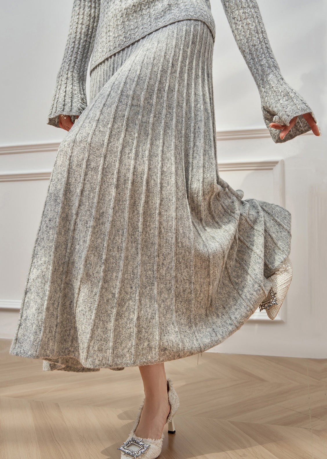 Zweiteiliges Set aus geblümtem, grauem Rundhalspullover und Maxirock im Zopfmuster mit ausgestellten Ärmeln