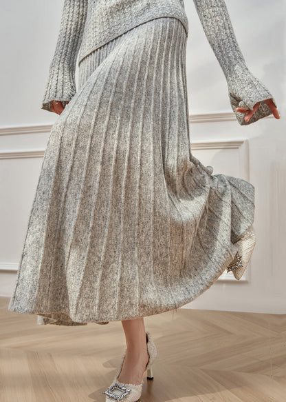 Zweiteiliges Set aus geblümtem, grauem Rundhalspullover und Maxirock im Zopfmuster mit ausgestellten Ärmeln