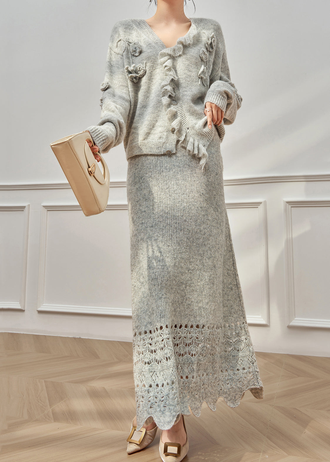 Zweiteiliges Strickset mit Blumenmuster, grau, gerüscht und mit Lochmuster, Winter