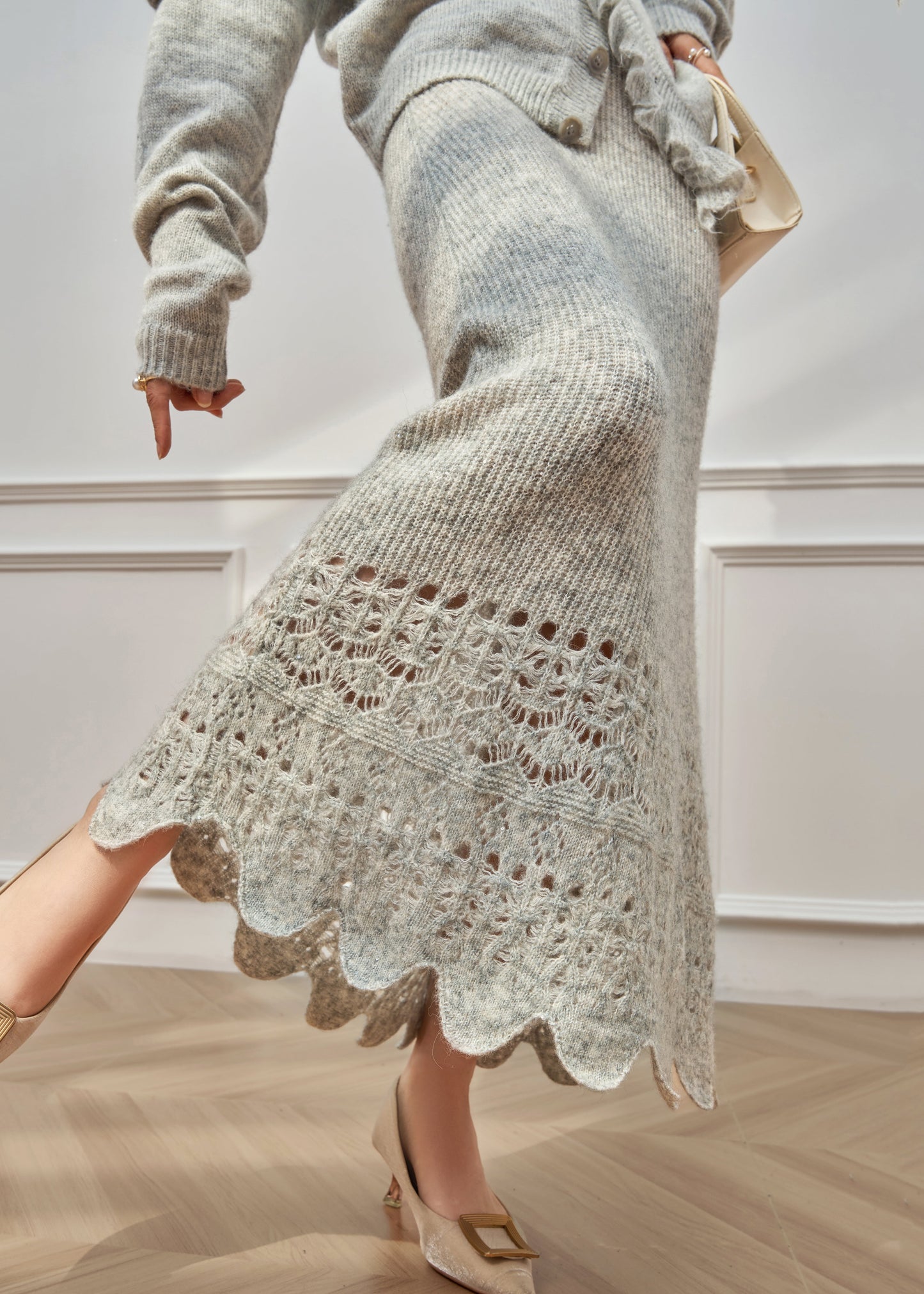 Zweiteiliges Strickset mit Blumenmuster, grau, gerüscht und mit Lochmuster, Winter