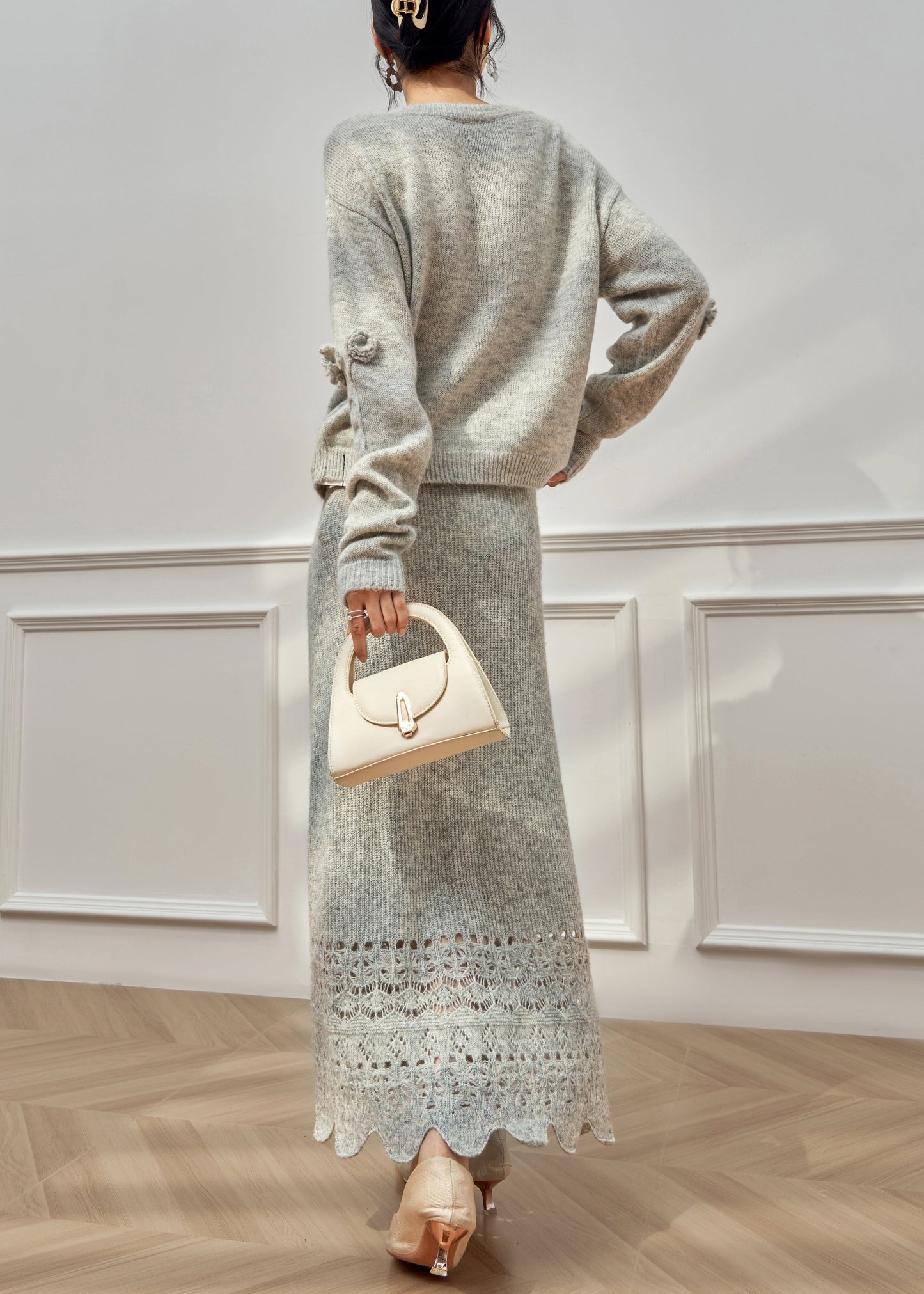 Zweiteiliges Strickset mit Blumenmuster, grau, gerüscht und mit Lochmuster, Winter