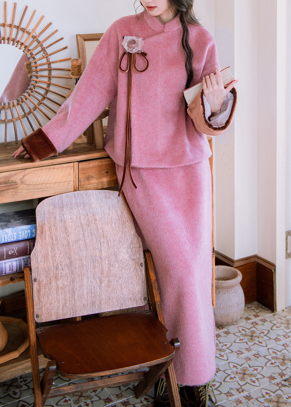 Zweiteiliges Wollset aus rosafarbenem Mantel mit Blumenmuster und Pelzkragen, seitlich offen, und passenden Röcken für den Winter