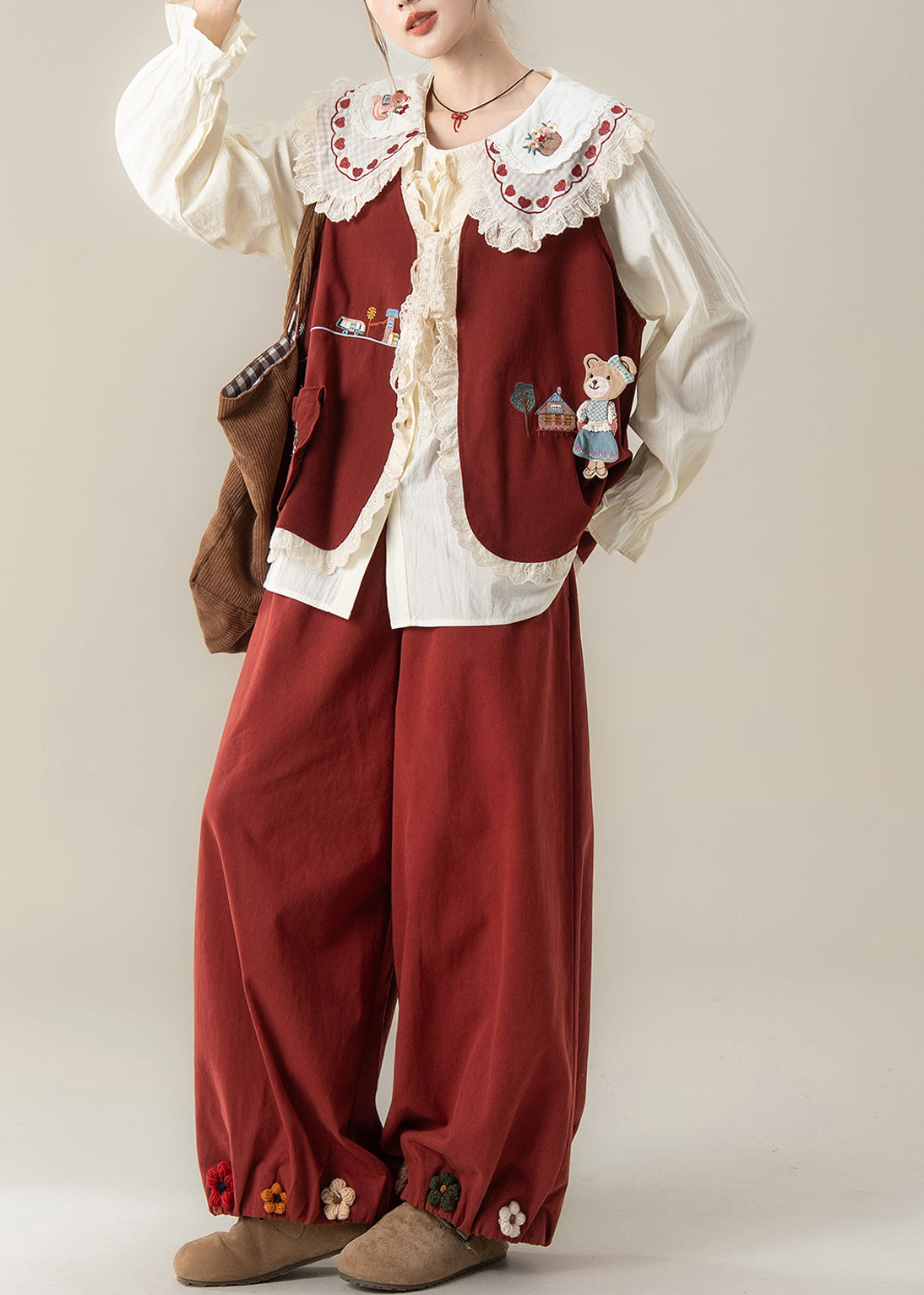 Dreiteiliges Set aus Baumwolle mit rotem Peter-Pan-Kragen, floralem Spitzen-Patchwork und rotem Blumenmuster, Frühling