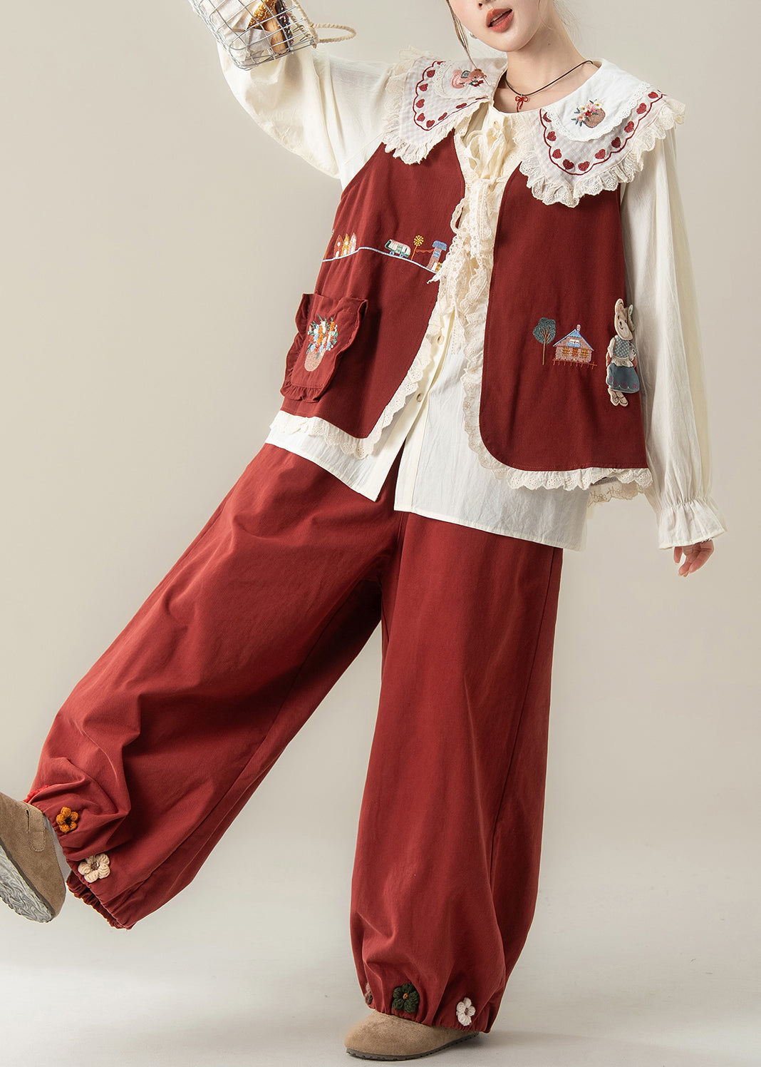 Dreiteiliges Set aus Baumwolle mit rotem Peter-Pan-Kragen, floralem Spitzen-Patchwork und rotem Blumenmuster, Frühling