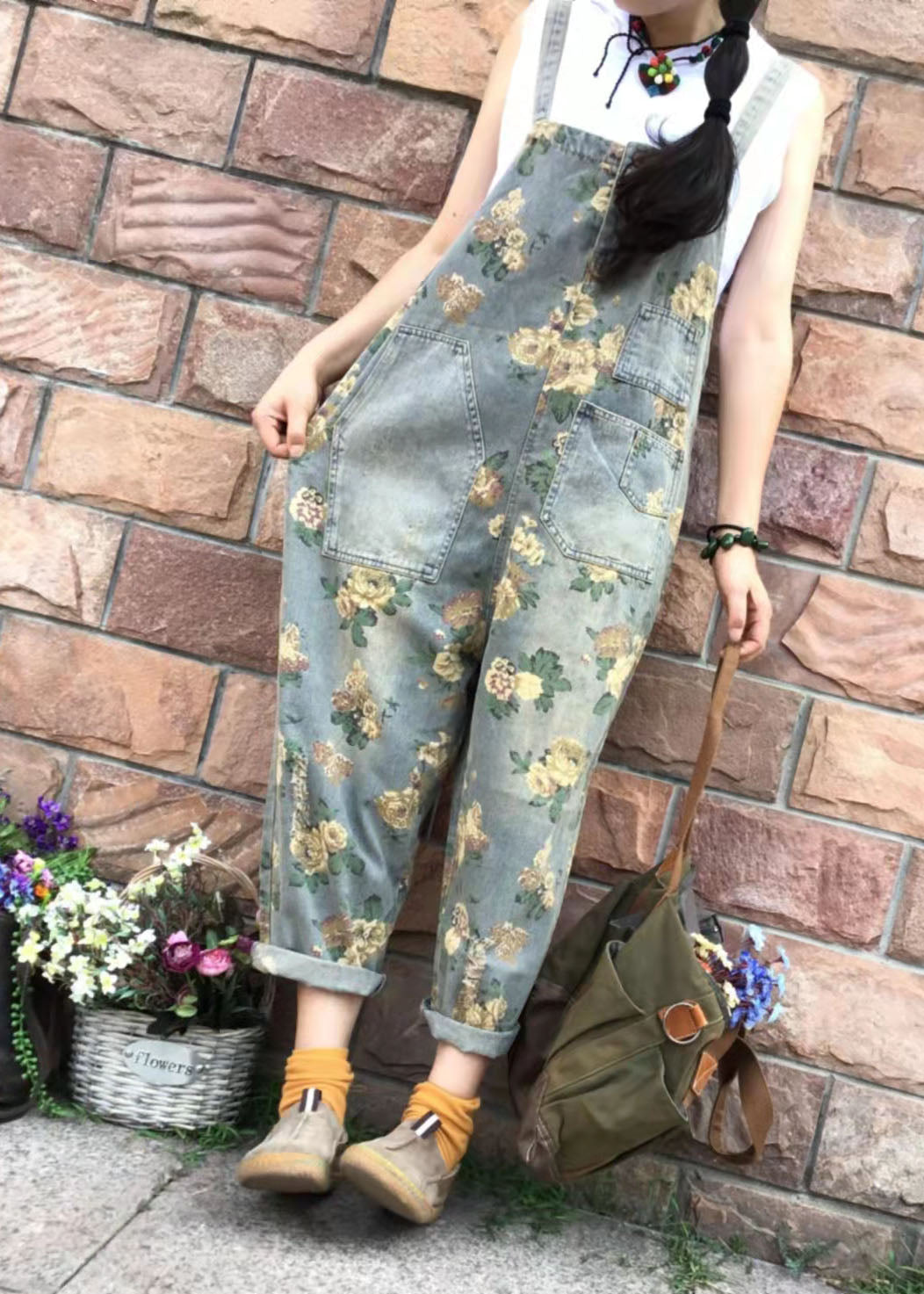 Lässiger Jumpsuit aus Denim-Baumwolle mit Blumenmuster in Übergröße