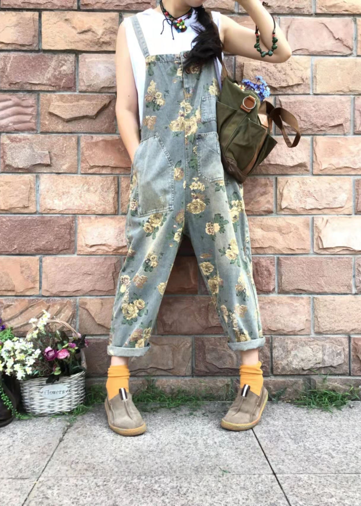 Lässiger Jumpsuit aus Denim-Baumwolle mit Blumenmuster in Übergröße