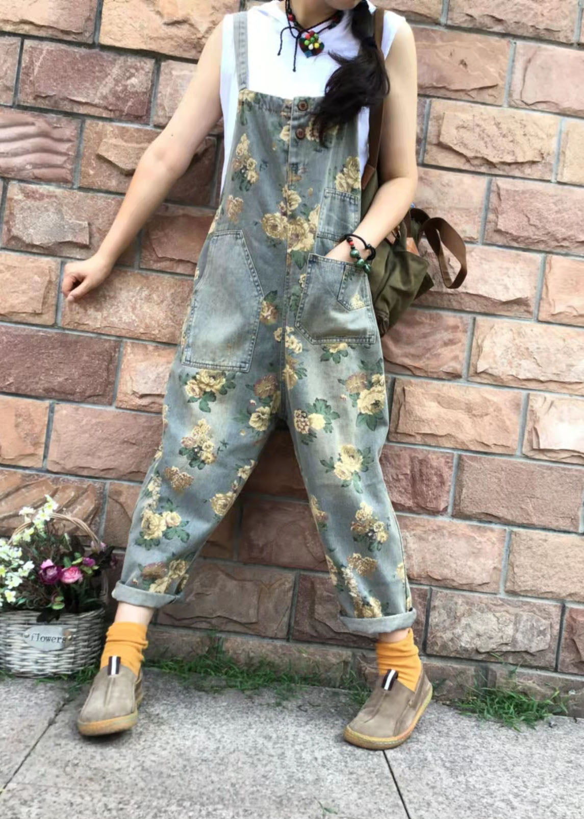 Lässiger Jumpsuit aus Denim-Baumwolle mit Blumenmuster in Übergröße