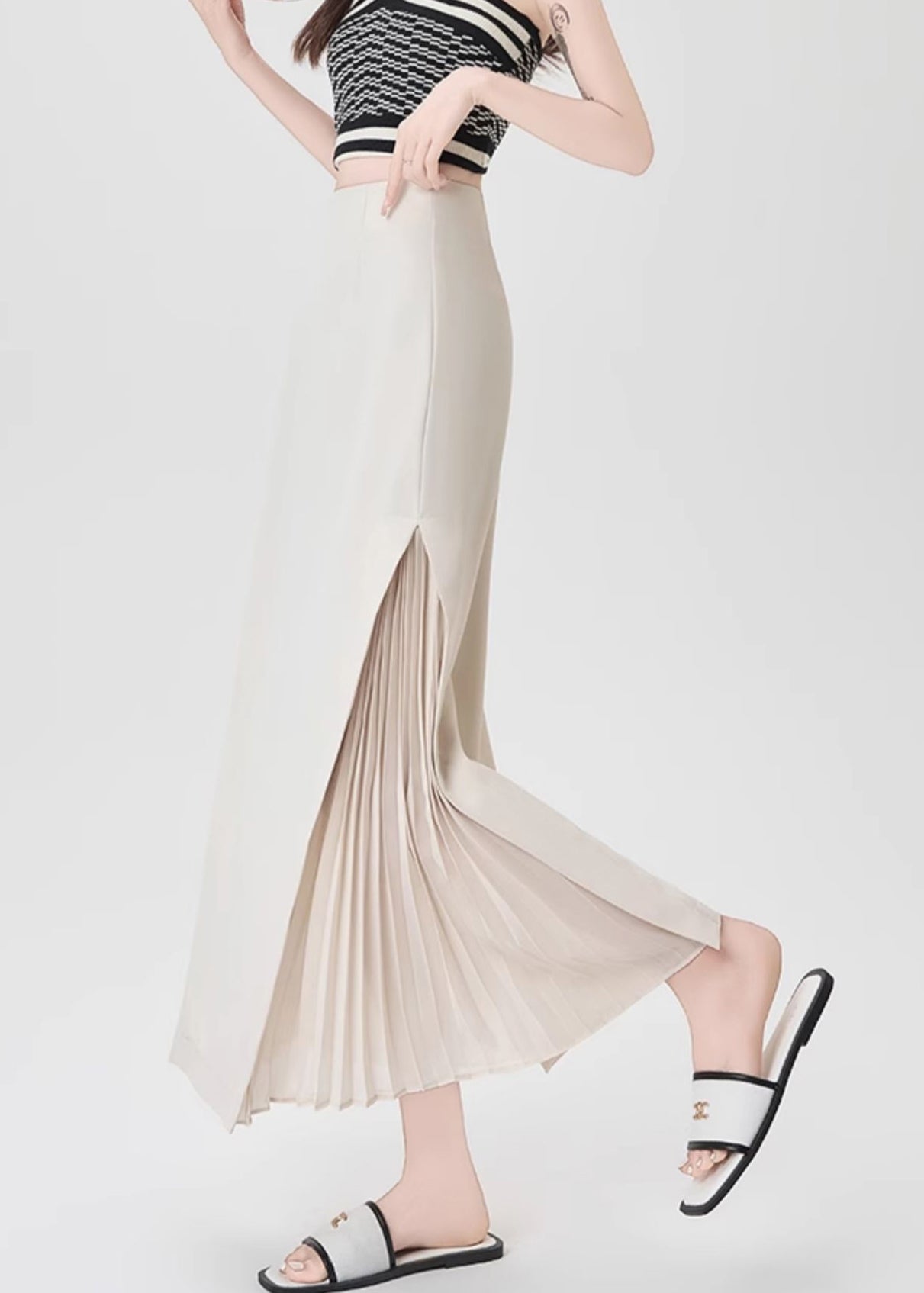 Französischer beigefarbener, hochtaillierter, drapierter Chiffon-Plisseerock für den Frühling