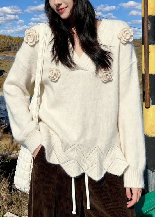 Französischer beigefarbener V-Ausschnitt, hohler Rosen-Pullover aus dickem Baumwollstrick, Frühling