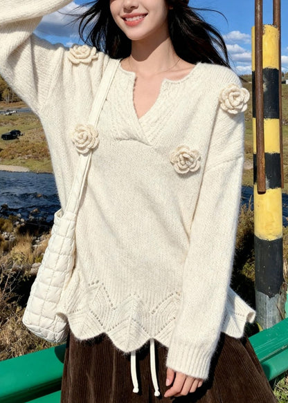 Suéter de punto grueso de algodón con escote en V y rosas ahuecadas en beige francés para primavera