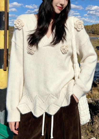 Suéter de punto grueso de algodón con escote en V y rosas ahuecadas en beige francés para primavera