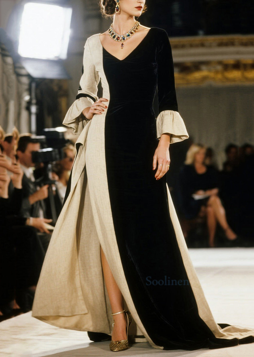 Französisches schwarzes asymmetrisches Patchwork-Abendkleid mit seitlichem Schlitz und ausgestellten Ärmeln