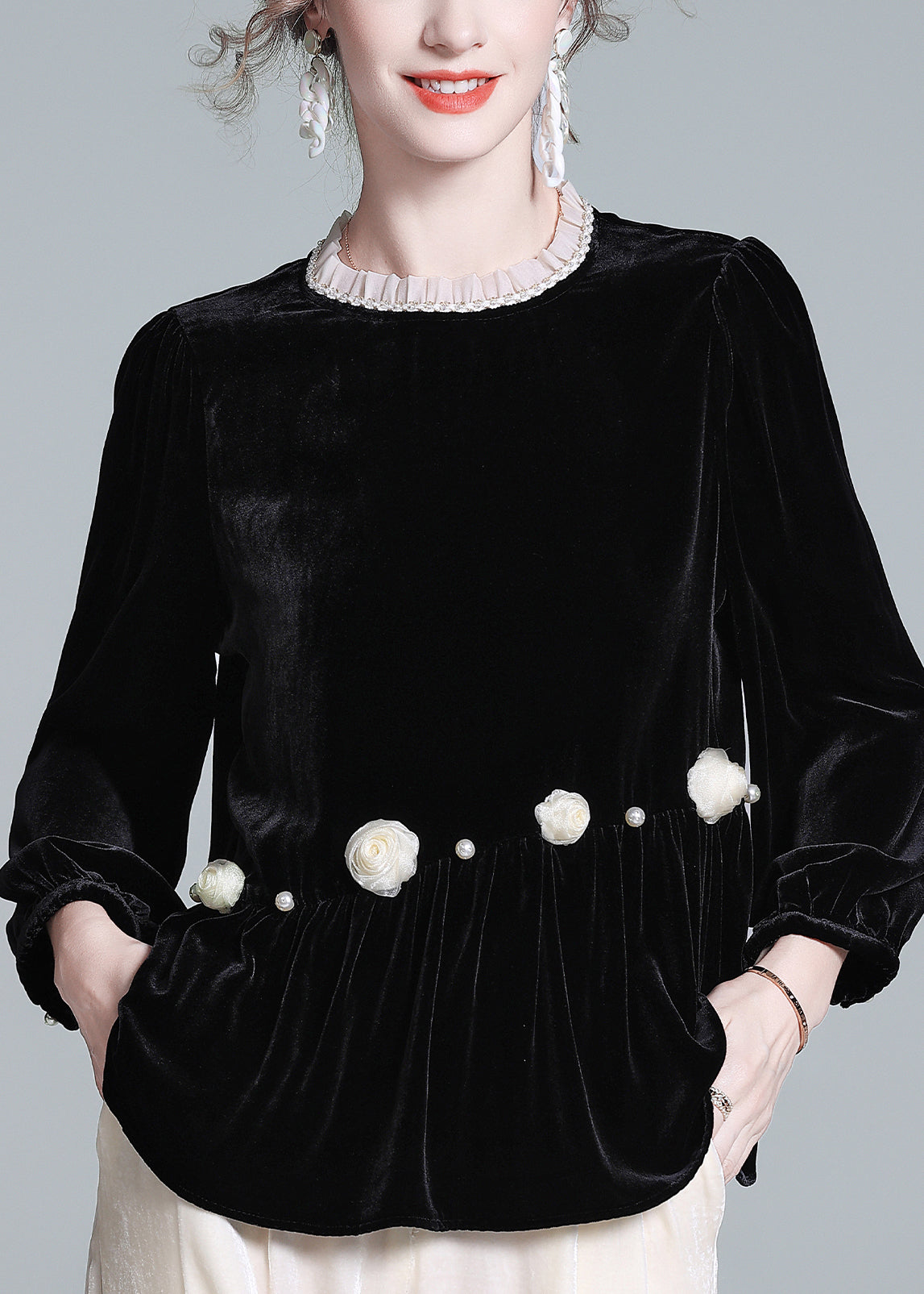 Top francés negro de terciopelo de seda arrugado con cuello redondo y mangas farol