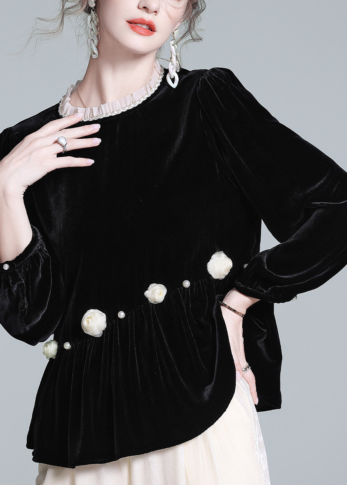 Top francés negro de terciopelo de seda arrugado con cuello redondo y mangas farol