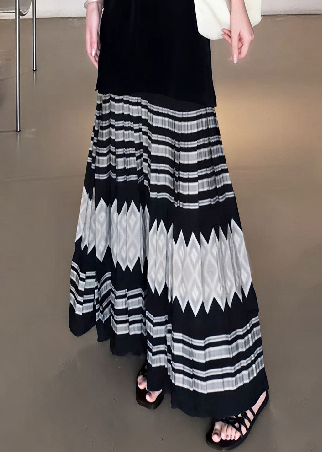 Französische schwarze Print-Röcke mit extra großem Saum und Falten für den Frühling