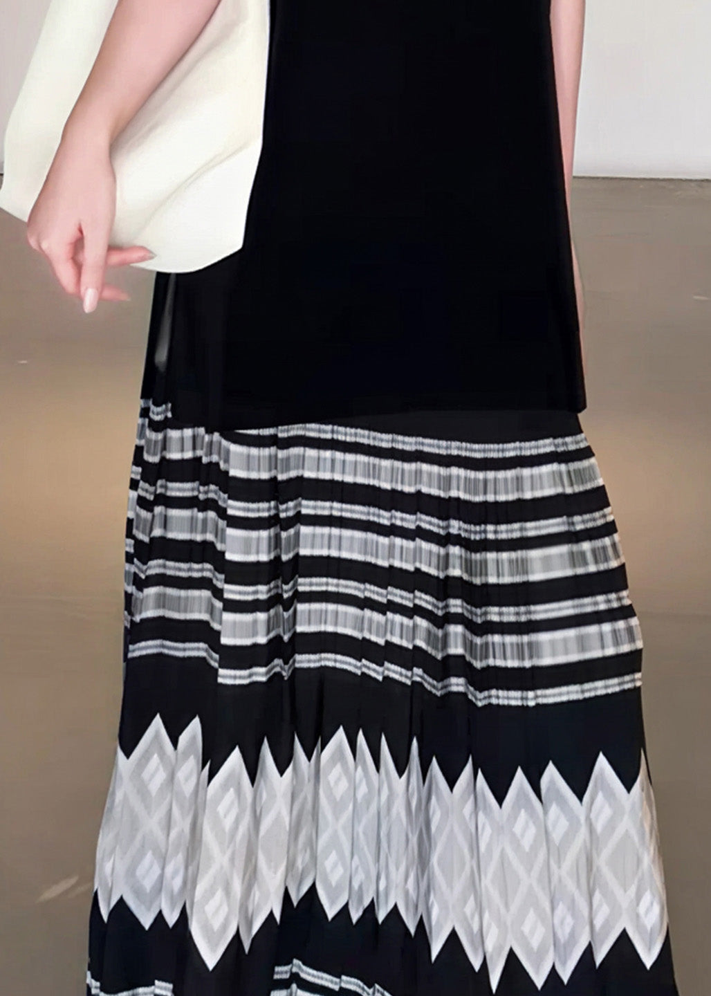 Französische schwarze Print-Röcke mit extra großem Saum und Falten für den Frühling