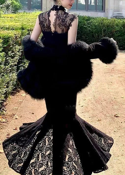 Ärmelloses, schwarzes Abendkleid aus Seidensamt mit Stehkragen und Spitzenapplikationen im französischen Stil.