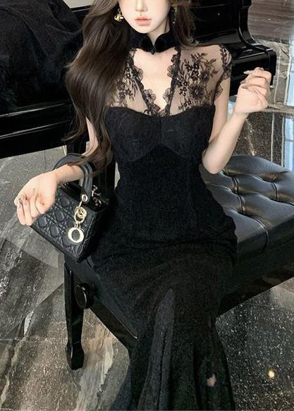 Ärmelloses, schwarzes Abendkleid aus Seidensamt mit Stehkragen und Spitzenapplikationen im französischen Stil.