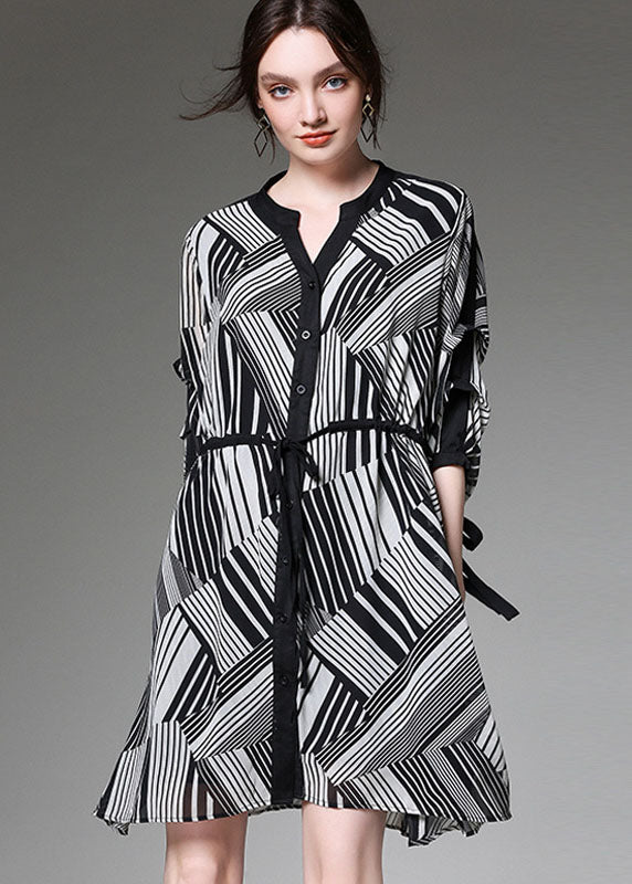 Französisches schwarzes Chiffon-Sommerkleid mit V-Ausschnitt und Knöpfen, halblange Ärmel